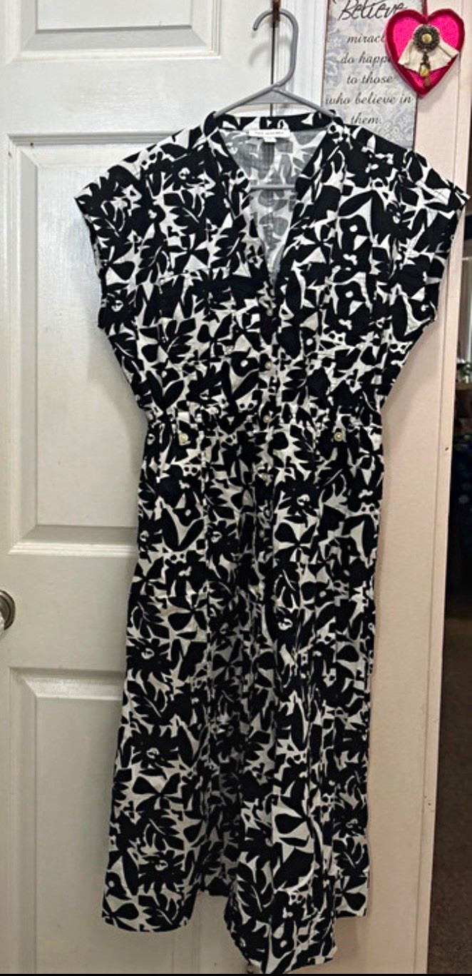 Free Assembly XS Black & White Floral V-Neck Short Sleeve Midi Button Dress