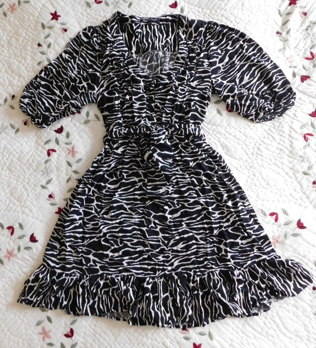 Velvet Heart Womens Size XS Tie Belt Elastic Sleeves & Waist Dress Ruffle Zebra