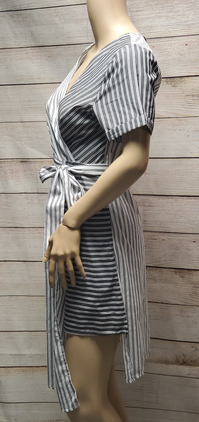 NWT VERY J M WHITE GRAY STRIPE V-NECK SURPLICE CUFFED HI-LOW BELTED BOHO DRESS