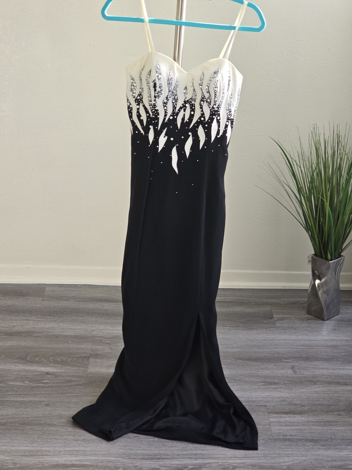 Cassandra Stone Women’s White/Black Beaded Sleeveless Maxi Dress. Sz 6.