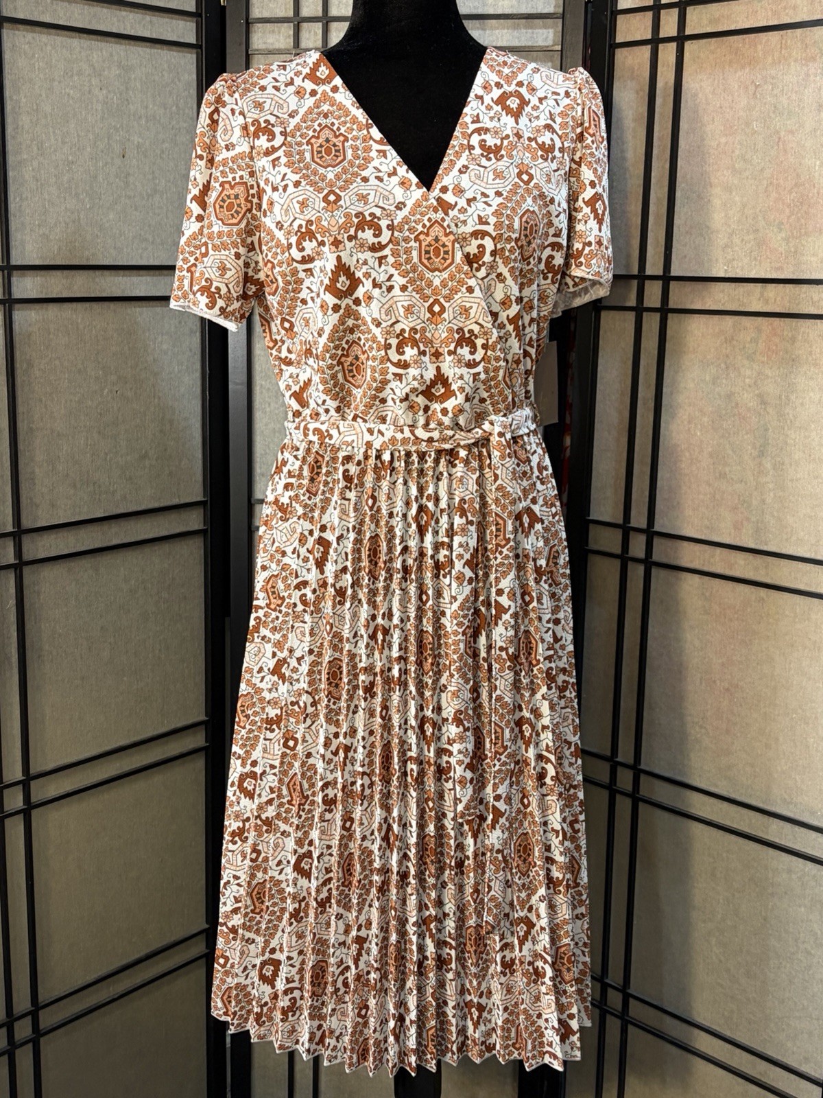 Lark + Grey Floral Midi Dress Pleated Skirt Sz M Summer Wrinkle Resistant Light