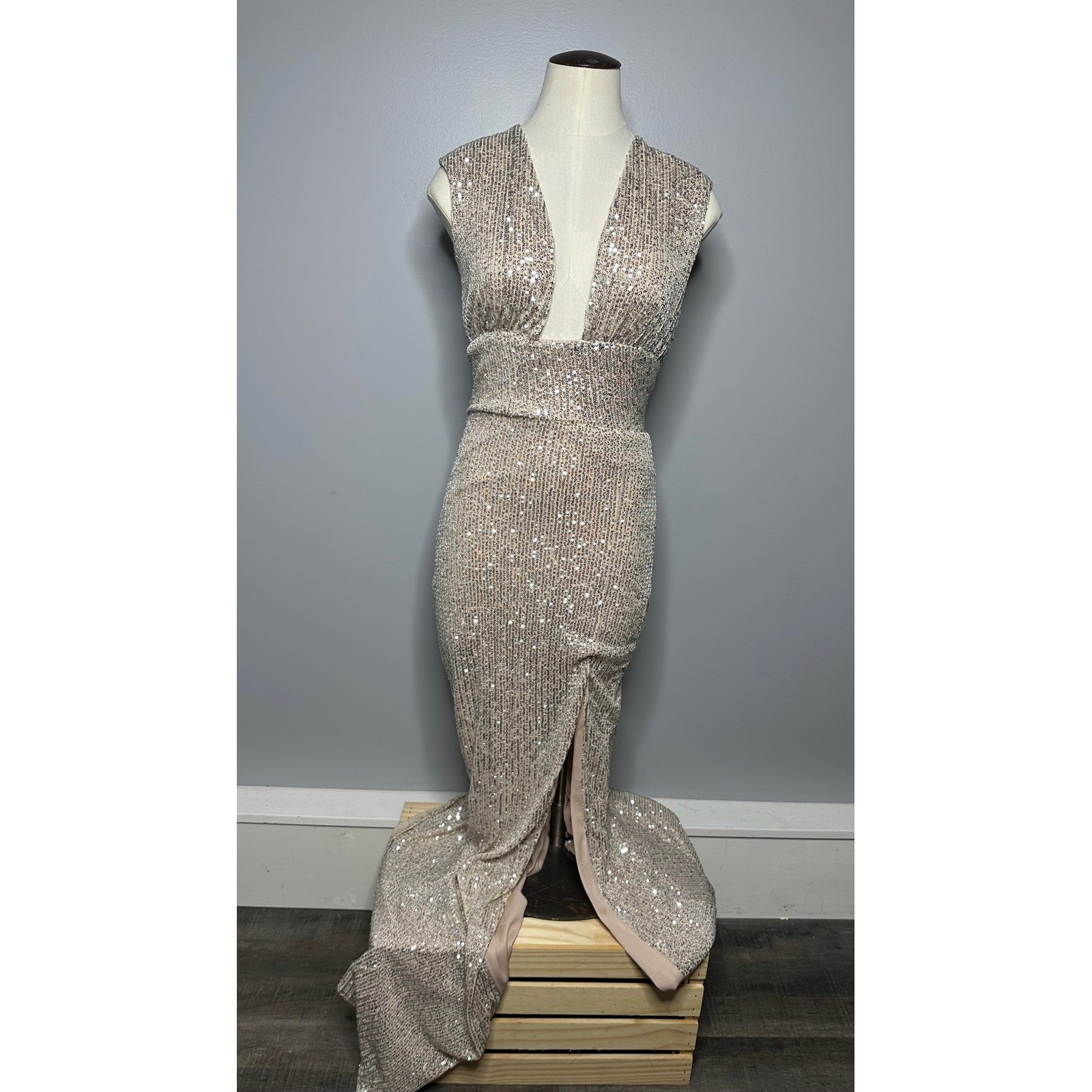 Love & Lemonade Sequin Maxi Dress Gold Deep V Open Back Formal Gown Size L NEW