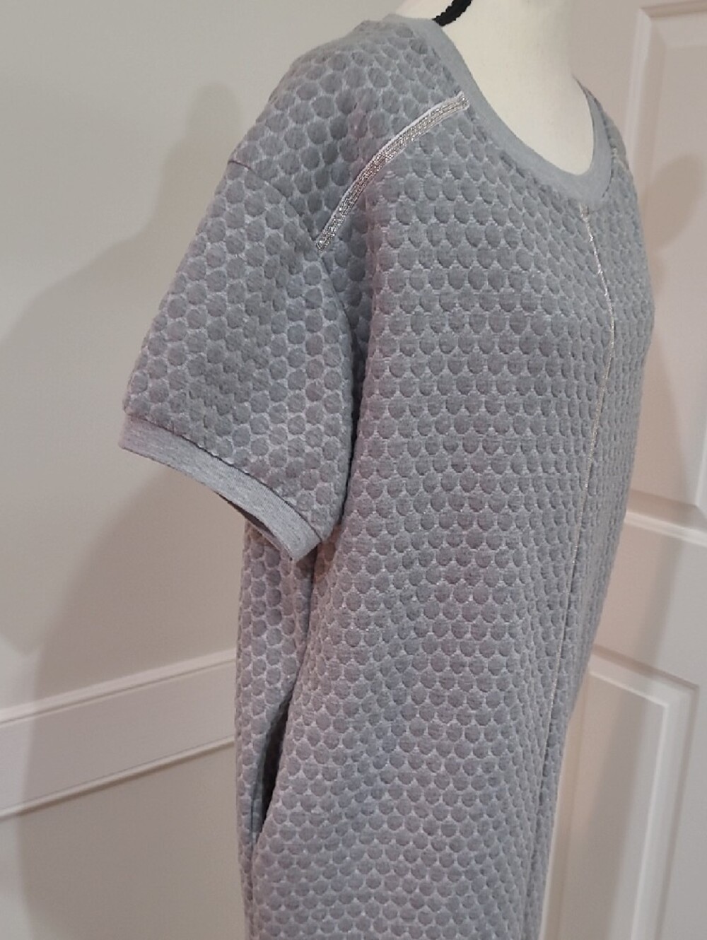 Violet Weekend Textured Short Sleeve Sweatshirt Dress in Light Gray – Size M