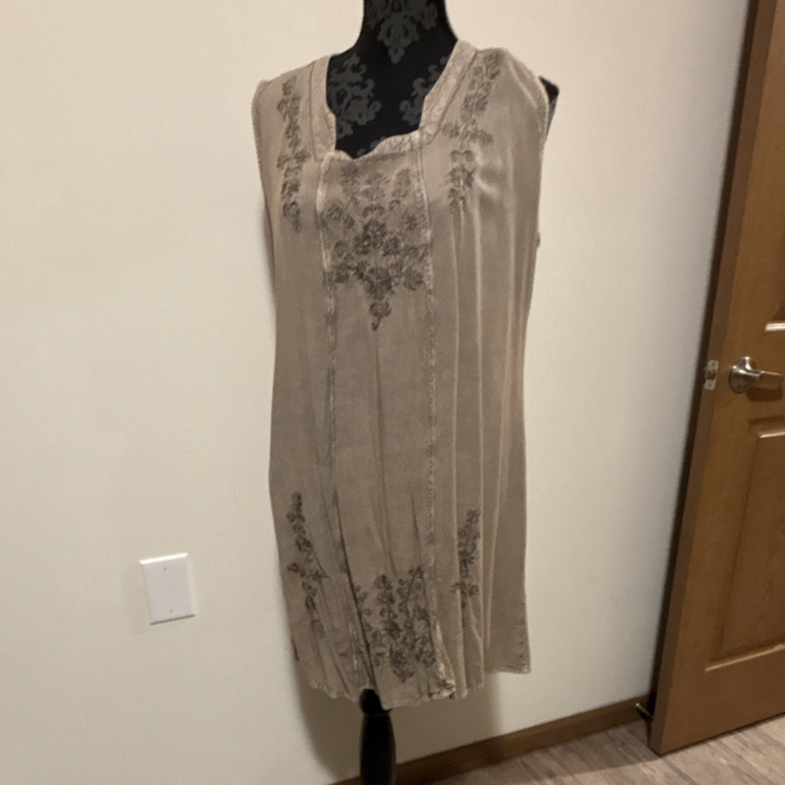 My Choice 1X Rayon Shift Dress Sleeveless Floral Beige Knee Square Neck
