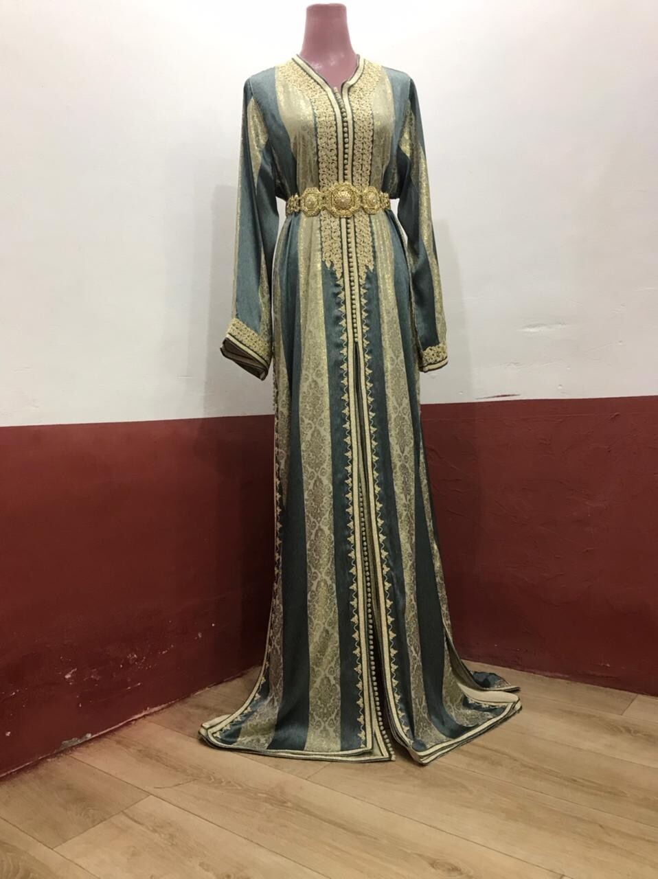 Takchita marocainne traditionnelle élegante constituée de deux pièces