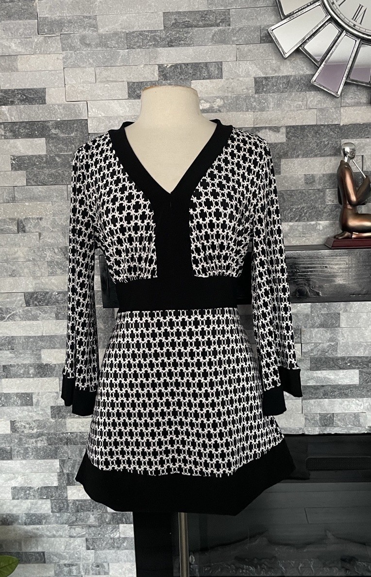 Dressbarn Mini Dress M Black White Geo V-Neck 3/4 High Waist Rear Tie