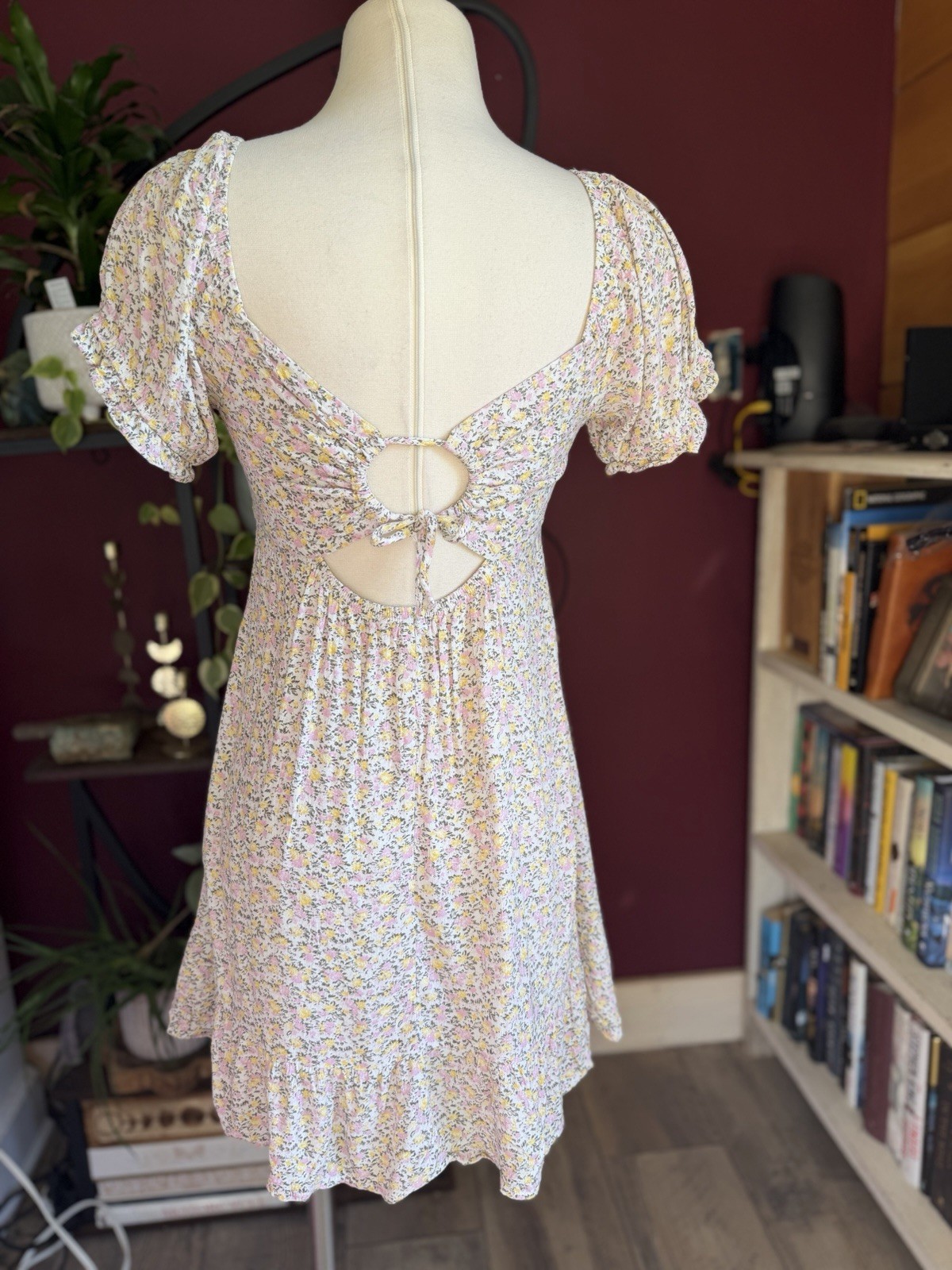 Cottage Core Princess White Pink Yellow Floral Cutout Back Women’s Dress S Sm
