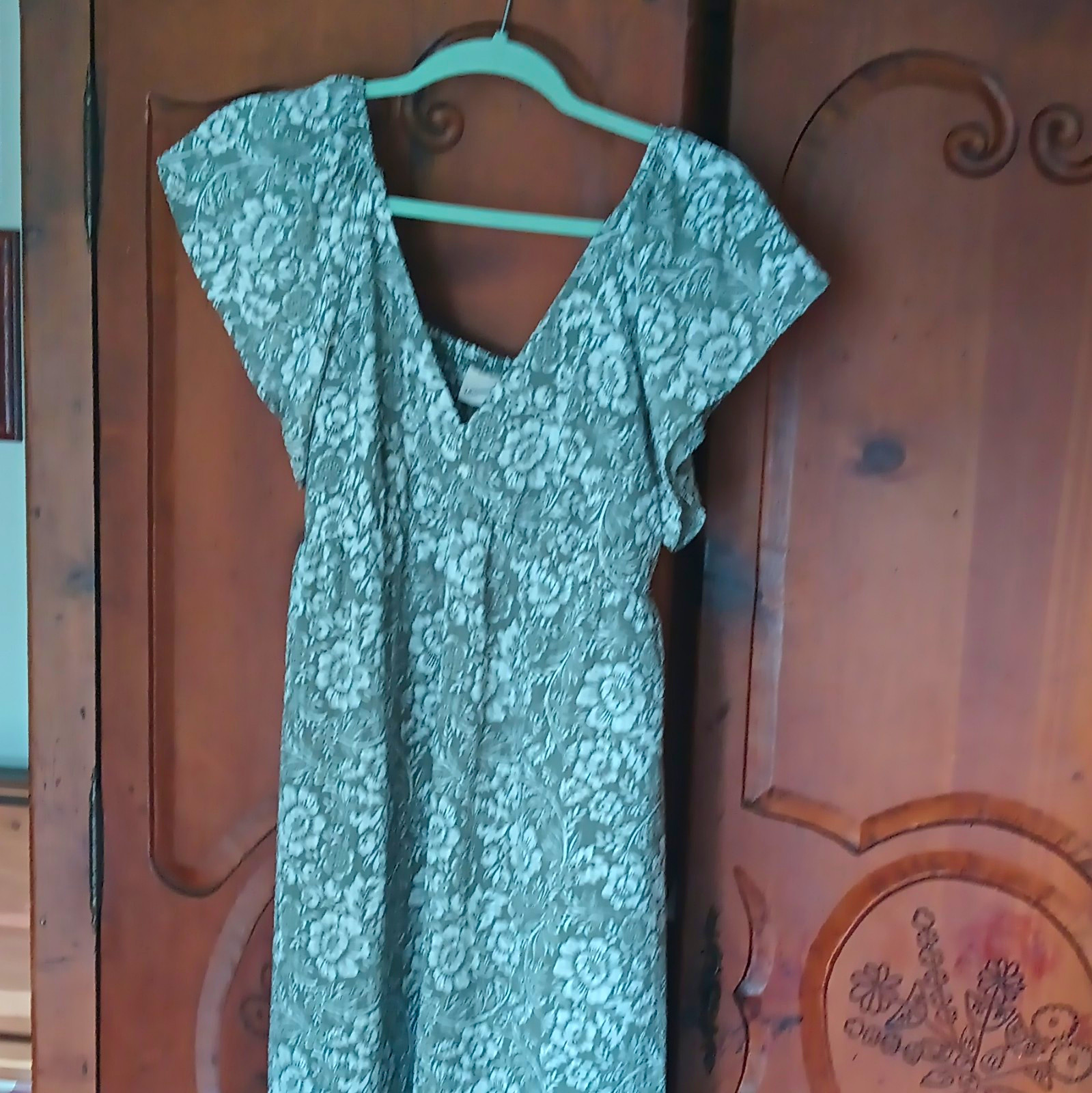 Universal Thread Women’s XS Green/White Floral V-Neck Flutter Sleeve Long Dress