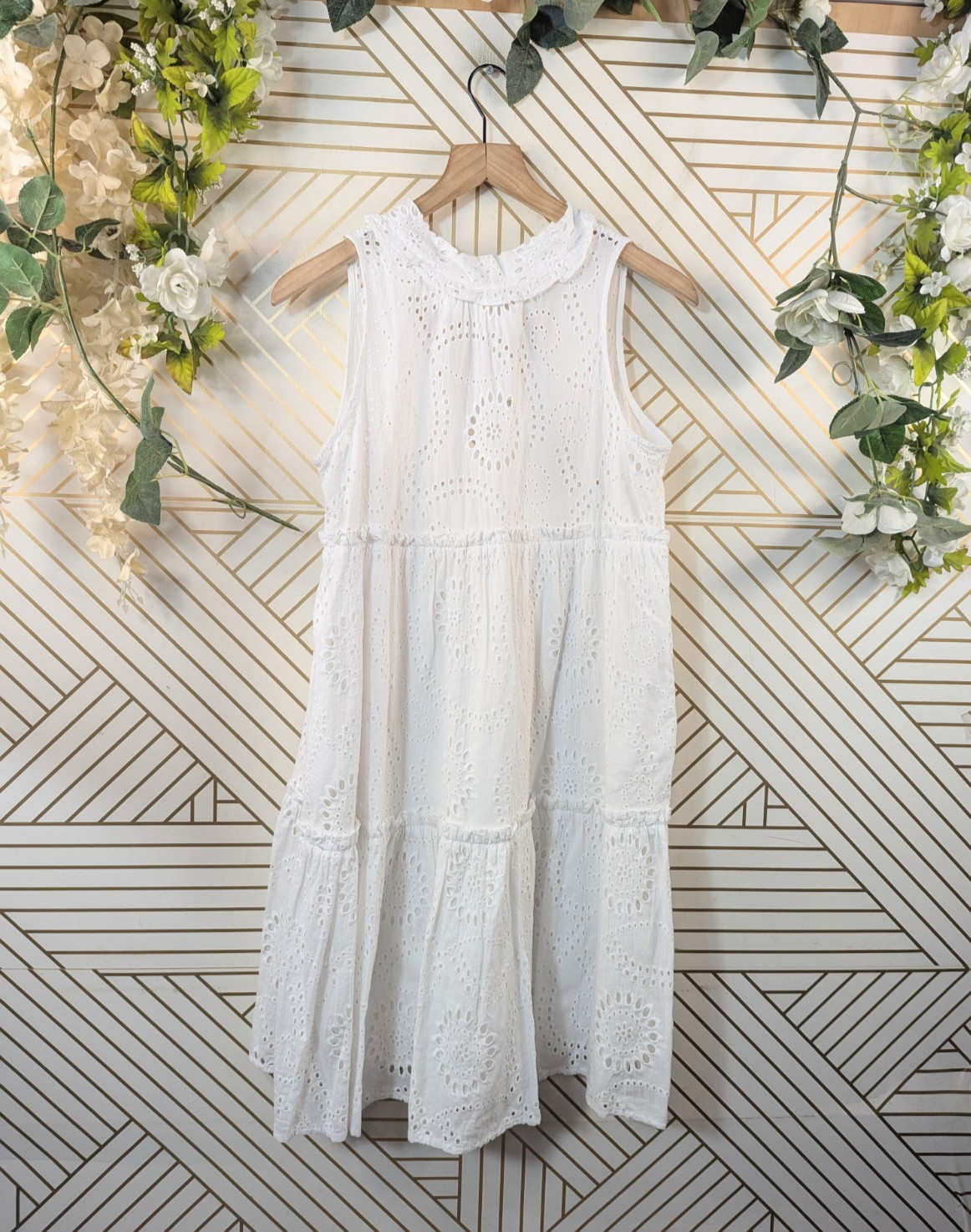 0039 Italy Women’s White Eyelet Dress Sleeveless Tie Neckline Size SMALL