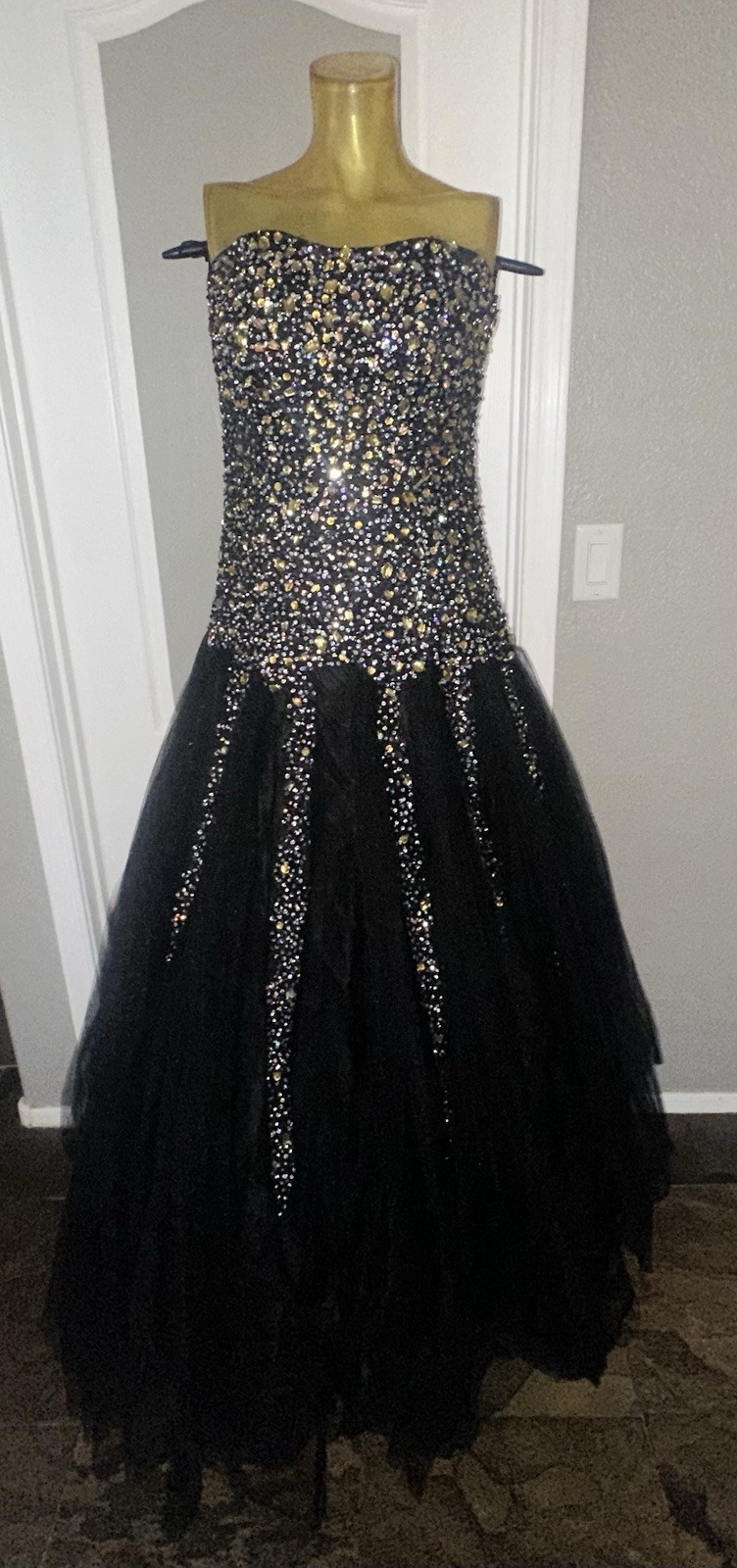 Jovani Formal Dress Size 10 Sleeveless Beaded Black side zip RN 81120 Beautiful