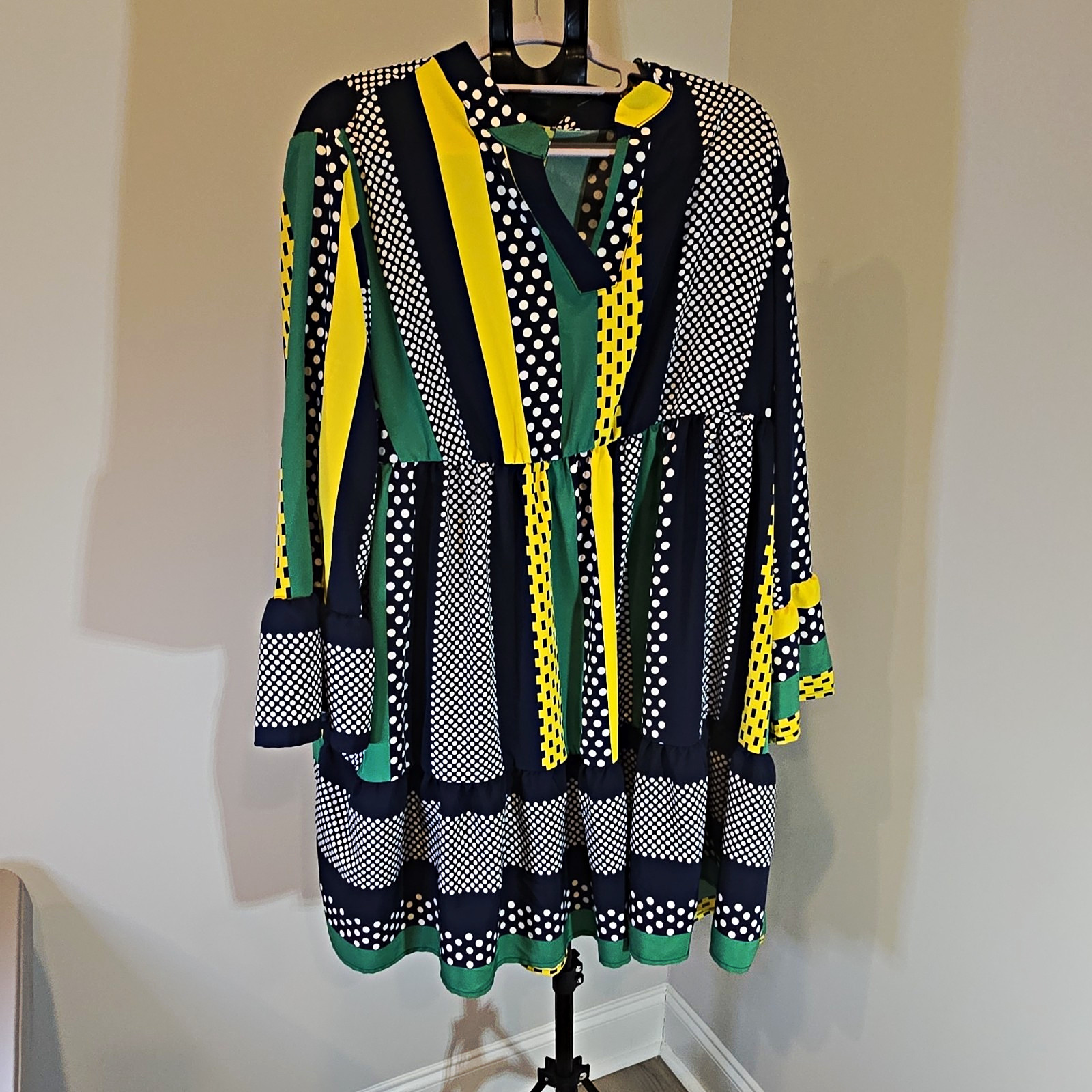 SHEIN Curve Women’s XL Navy/Green/Yellow Polka Dot Babydoll V-Neck Short
