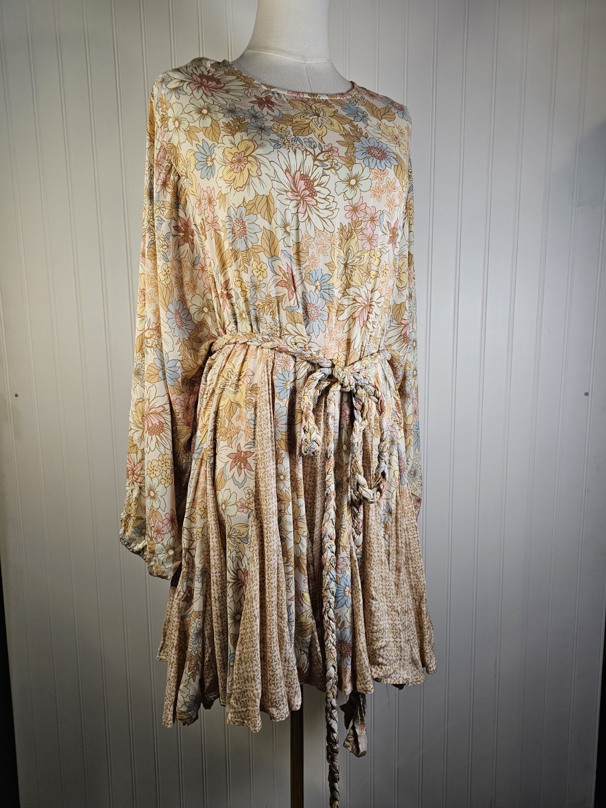 Vici Relaxed Floral Knoted Rope Belted Dress Women’s M Romantic Boho Ruffle