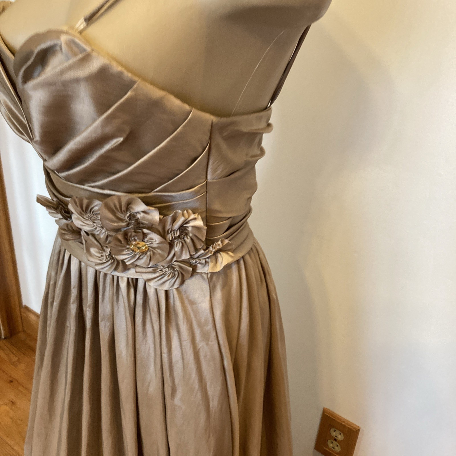 Watters and Watters size 6 beige long gown dress