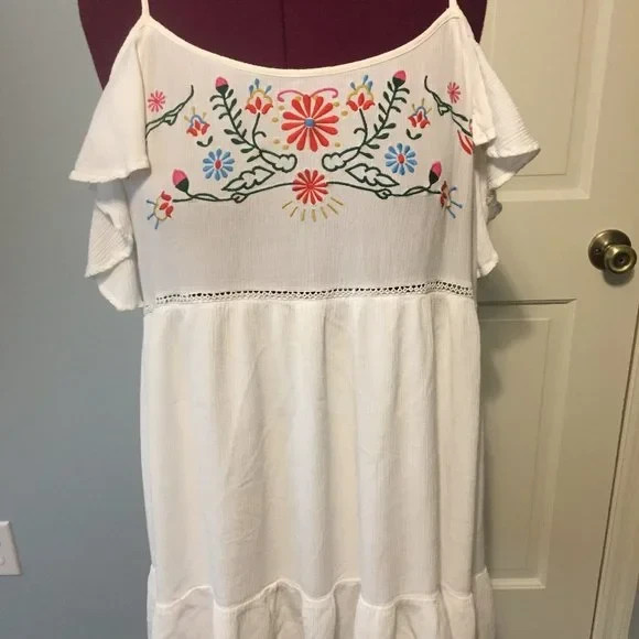 R N B WOMAN’S SIZE 2X WHITE COLD SHOULDER DRESS EMBROIDERED FLOWERS PLUS SIZE