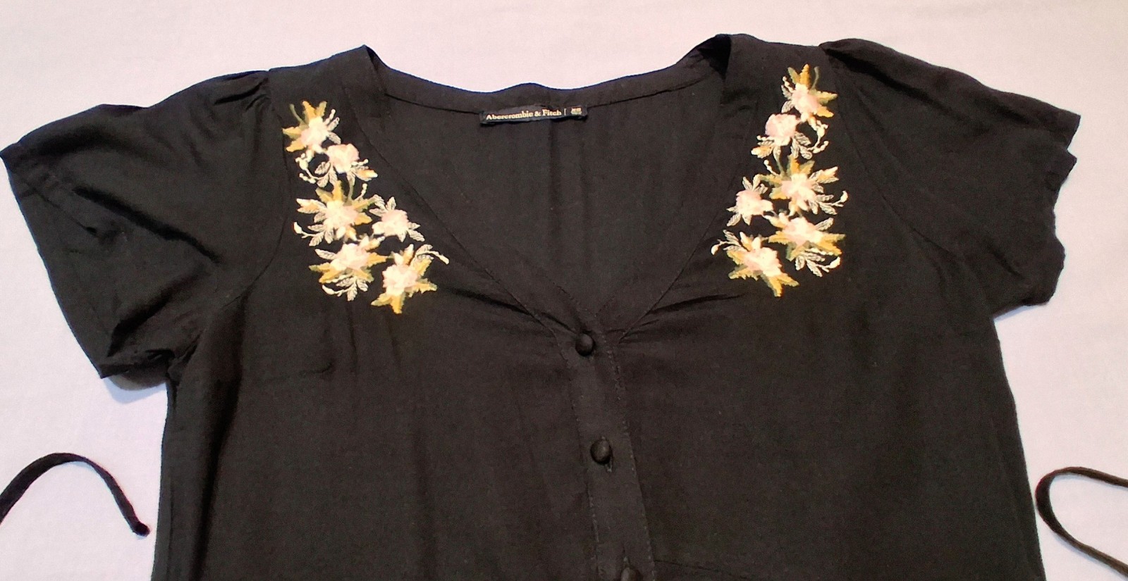 WOMENS ABERCEOMBIE AND FITCH BUTTON UP EMBROIDERED FLOWER 100% VISCOSE XS SMALL