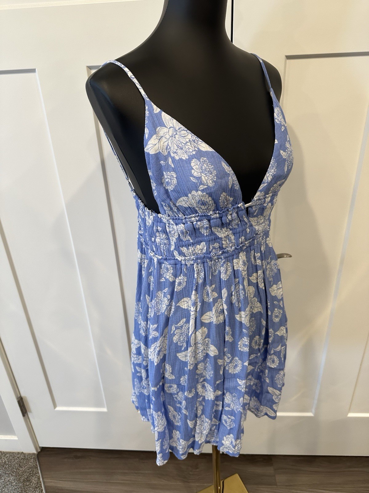 Love Tree Boutique Floral Flowy Lightweight Summer V Neck Blue Dress M