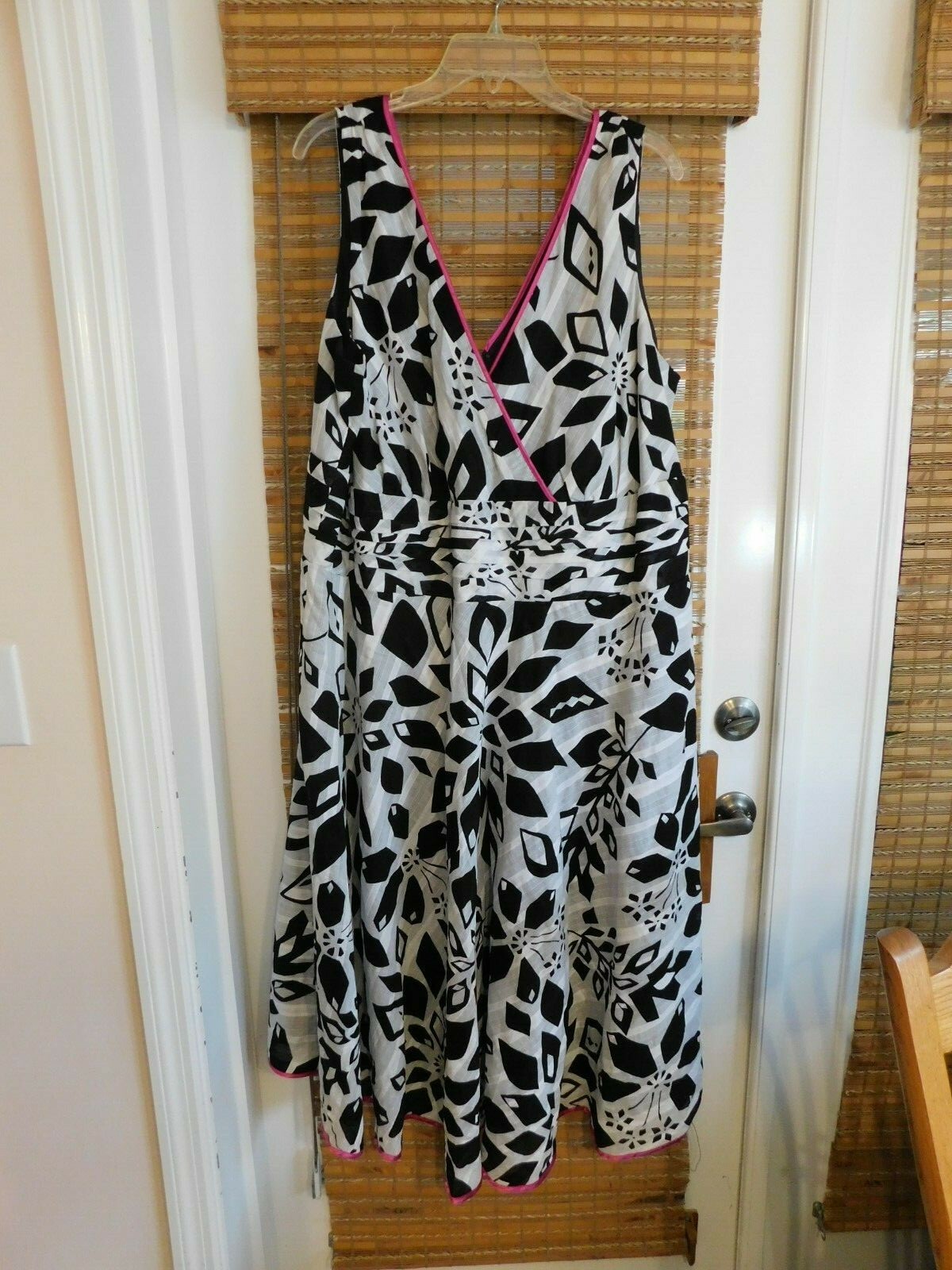 Lane Bryant Women’s Dress Below Knee Length Sleeveless Dress Size 28 White Black