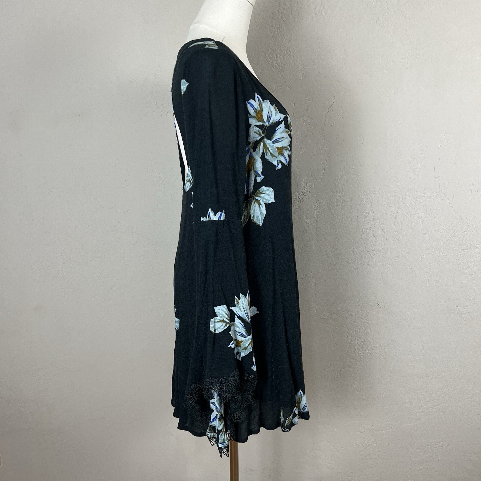 Free People Wanderer Mini Dress Gray Floral Cutout Long Bell Sleeve Lace Size XS