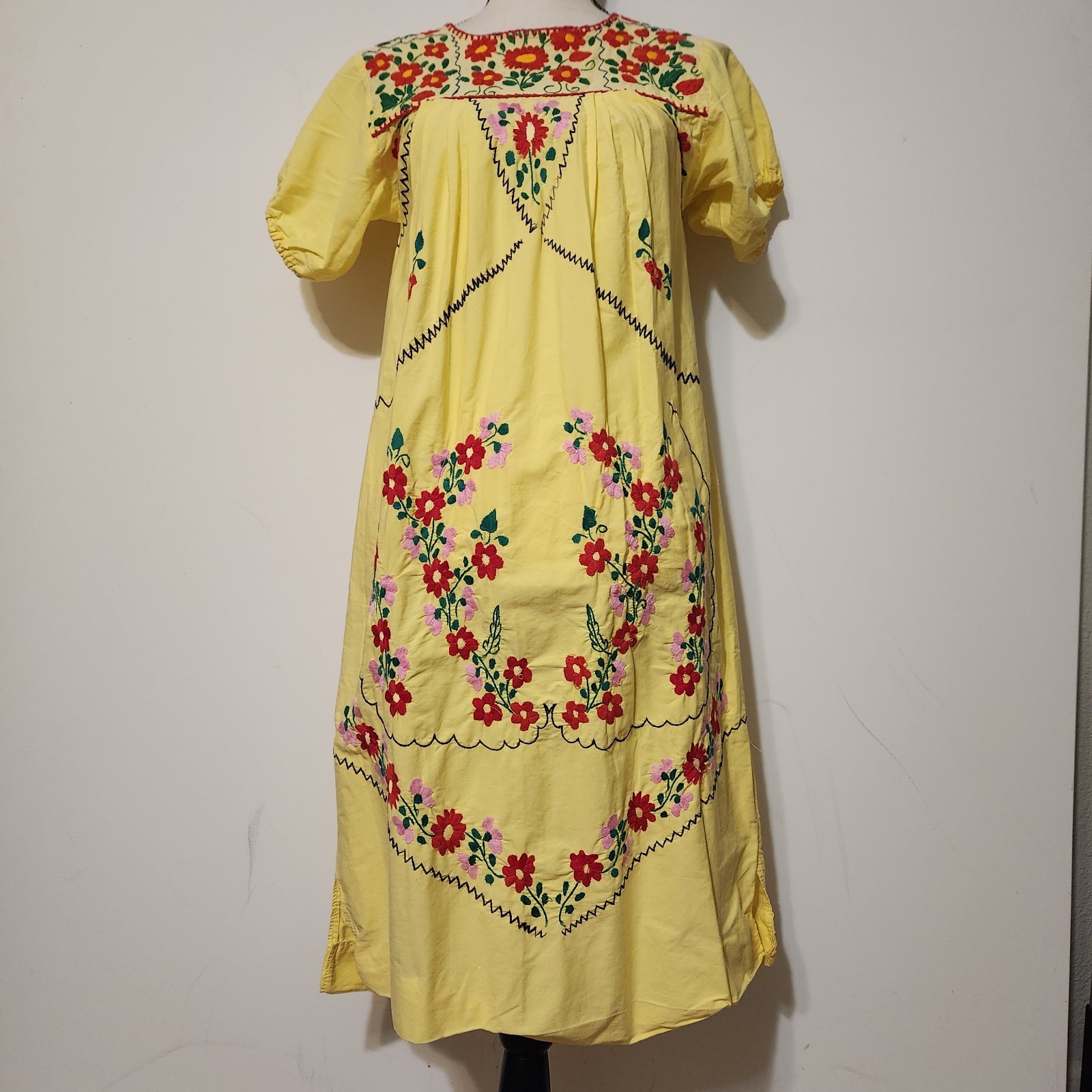 Vintage Hand Embroidered cotton Mexican Dress Yellow With Red Floral Sz S