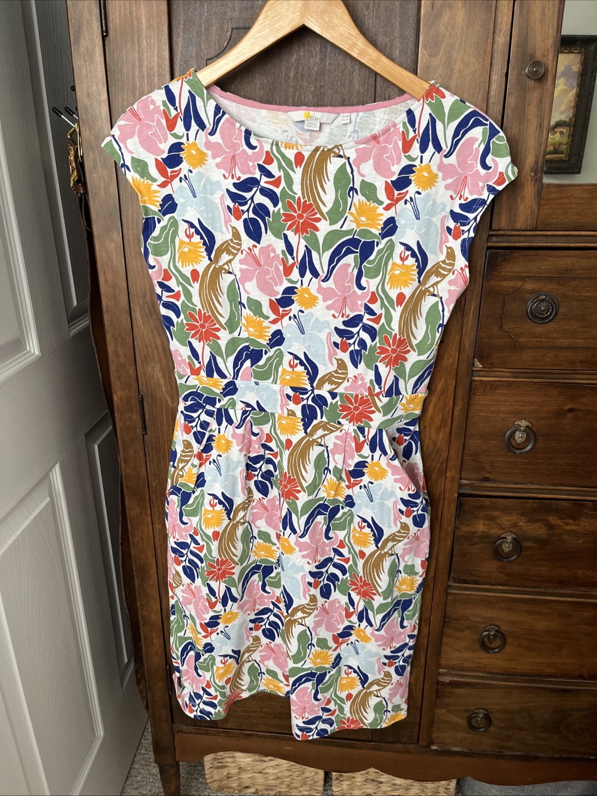 Women’s Boden Floral Print Dress Size US 6R. Has pockets.